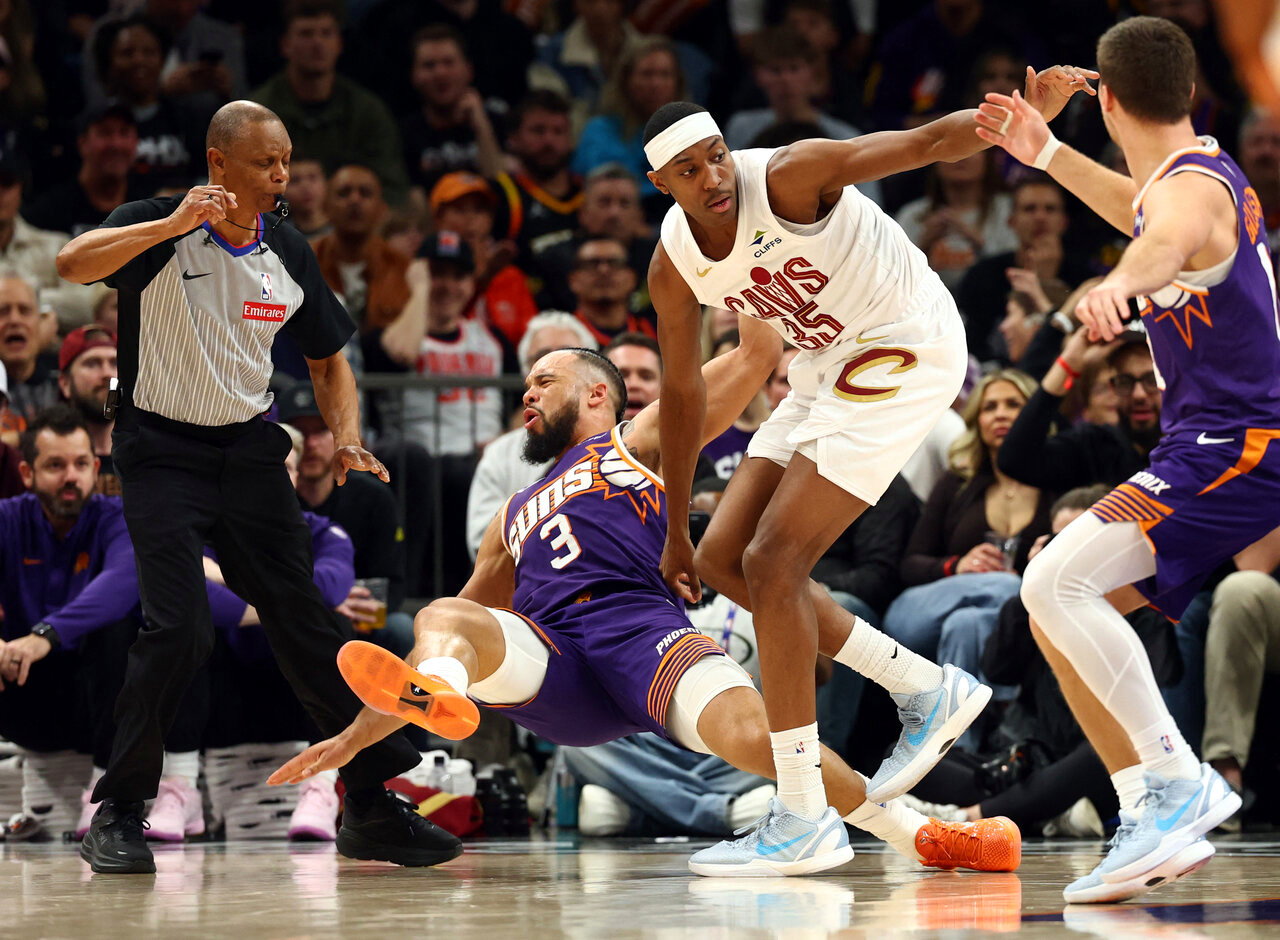 NBA新制严抓假摔却争议不断,柯尔与芬奇同声批评联盟只盯防守端,却忽略进攻球员买犯问题。 路透通讯社 NBA新制严抓假摔却争议不断,柯尔与芬奇同声批评联盟只盯防守端,却忽略进攻球员买犯问题。 路透通讯社
